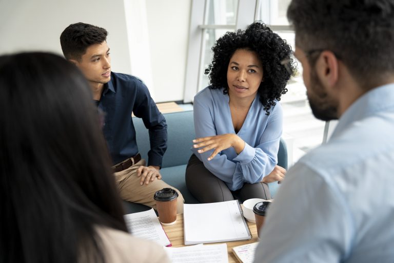 equipe-travaillant-ensemble-projet