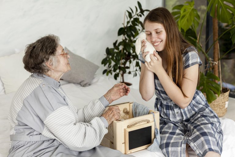 petite fille aide mamie