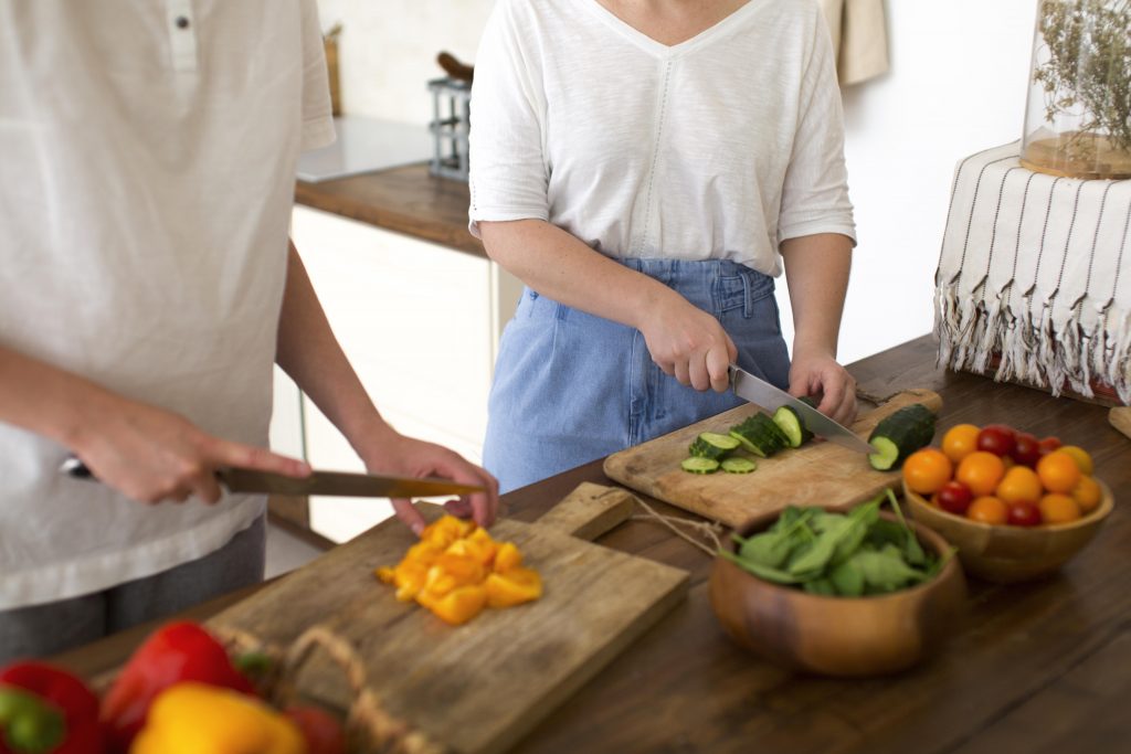 personnes préparant un bon repas